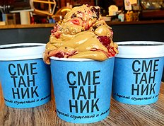 Сметанник с вареной сгущенкой и малиной