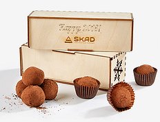 Подарочный набор трюфелей с лого компании на коробке - "Wood Box"